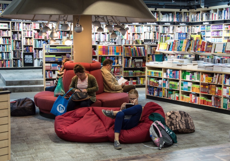 magasin-BRIGNOLES-min_books_bookstore_book_reader_readers_reading_shop_sale_books-849006